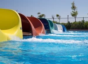 grand parc aquatique avec toboggan en Ardèche